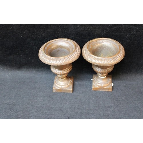 Pair small cast - of,