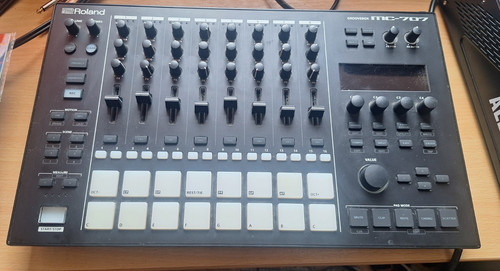 Roland 707 groovebox - mc-707,
