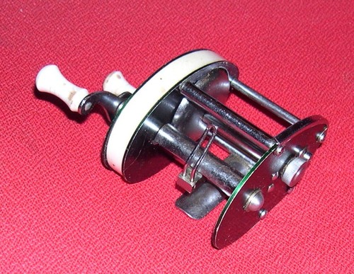 Vintage fishiing reel small - reel,