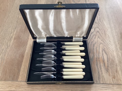 Cased set silver plated - cased,