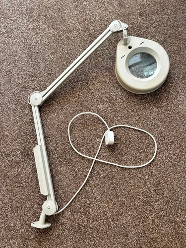 Thousand one magnifying lamp - &,