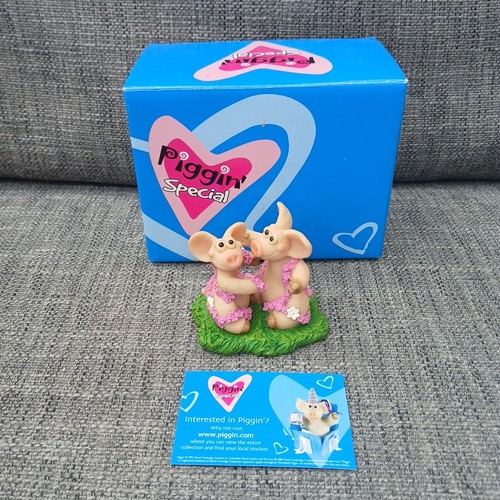 Piggin figurine together in - figurine,