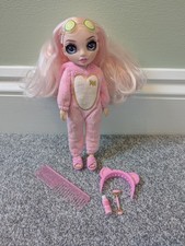 Rainbow High Junior High PJ Party Bella Parker Doll - Glam Sleepover Fun