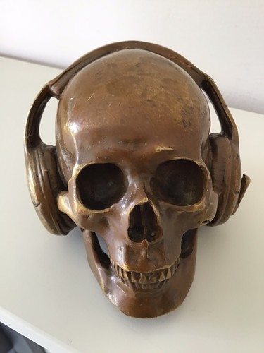 Small bronze skull wearing - bronze,