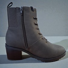 Avenue Evans Size 6 Wide