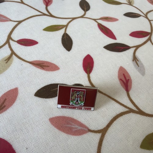 Northampton town pin badge - fc,