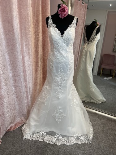 Stunning ivory lace wedding - stunning,