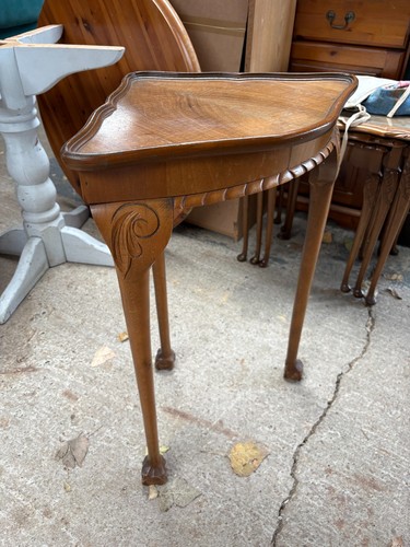 Fluted edge corner table claw - edge,