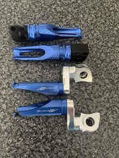 KAWASAKI NINJA 1000 SX 2020-. BLUE ADJUSTABLE FRONT FOOT PEGS & MATCHING REAR.