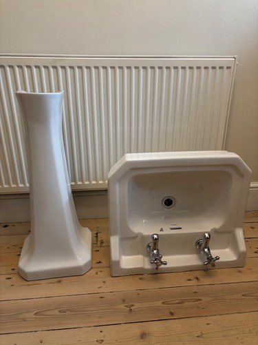 Savoy sink with pedastel - , and