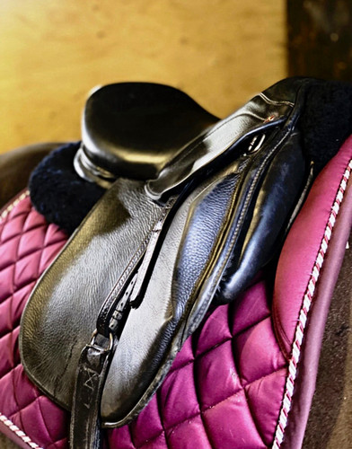 Black saddle - black,
