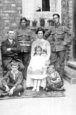 Tkk-61 RAMC Soldiers and Families, Rushden, Northamptonshire 1915. Photo