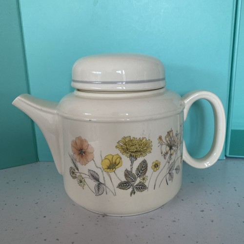 Meakin hedgerow tea pot - &,