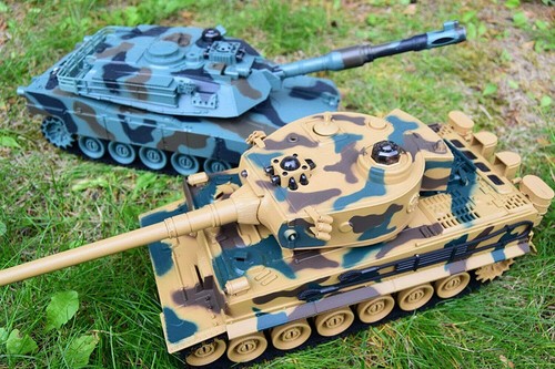 Large twin battle tank - battle,