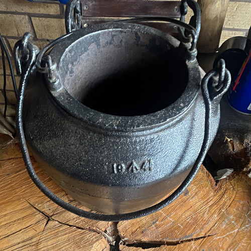 Cast iron cauldron pot with - iron,