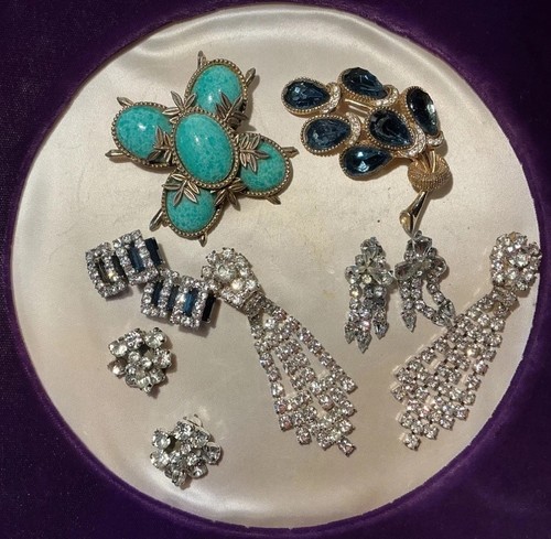 Selection vintage brooches - vintage,