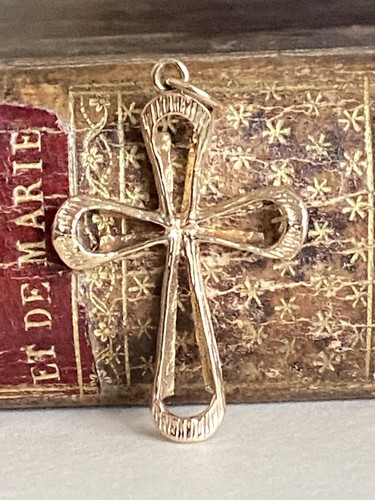 9ct gold cross pendant - 9ct,