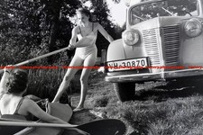 F000507 Young woman getting