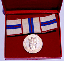 1977 RARE LADIES QUEEN ELIZABETH II BOXED SILVER JUBILEE MEDAL