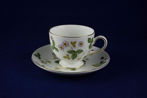 Wedgwood wild strawberry bone - wild,