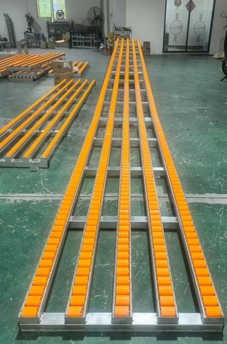 Gravity rollers track flow - rollers,