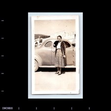 Vintage Photo WOMAN BY CLASSIC