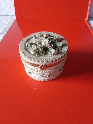 Vintage trinket box - box., floral