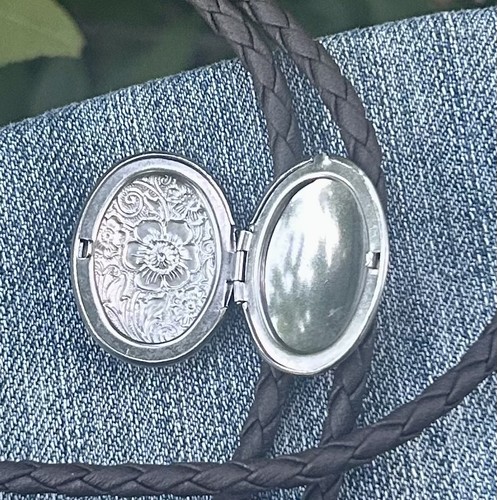 Silver oval locket - locket, bolo
