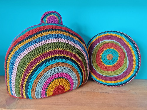Crochet tea cosy and stand - and,