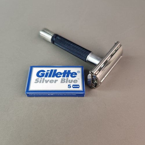 Gillette razor black handle - razor,