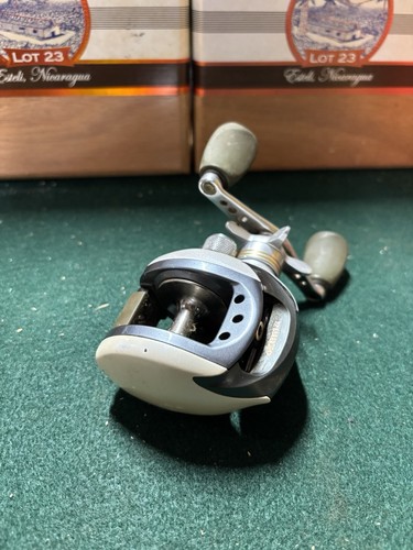 Okuma baitcast reel 100lxa - okuma,