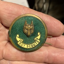 VINTAGE CIRCA 1960's  GREEN ENAMEL BOY SCOUT WOLF CUBS CUBMASTER  CAP  BADGE