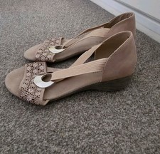 PAVERS Size 7 Low Wedge
