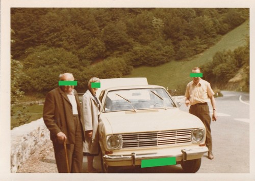 Photo people next opel - photo, to