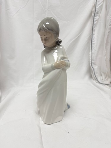 Nao lladro 1290 girl - by,