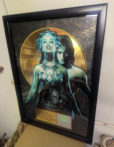 Riaa award queen - , award-