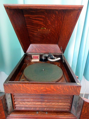 Antique victor victrola - antique,