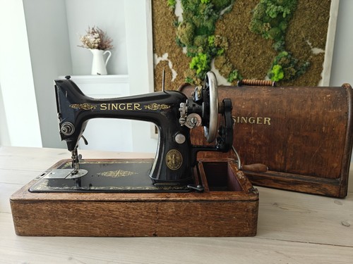 Vintage singer hand - hand, crank