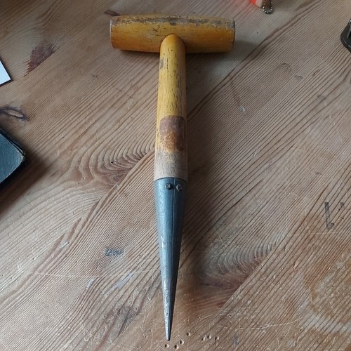 Vintage handle dibber - t,
