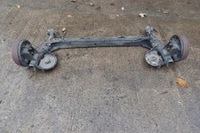 39199 K3 2015 RENAULT KANGOO 1.5 DCI REAR AXLE WITH DRUM BRAKES.