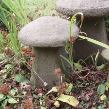 STONE GARDEN LARGE MUSHROOM /