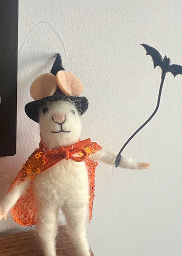 Felt mouse with witch hat