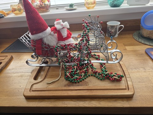 Metal wire reindeer sleigh - &, +
