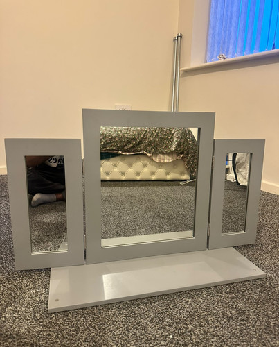 Grey tri fold - tri-fold, make-up
