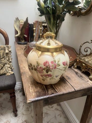 Royal worcester porcelain - ,