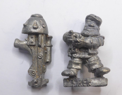 Squat heavy weapon - weapon, (b)