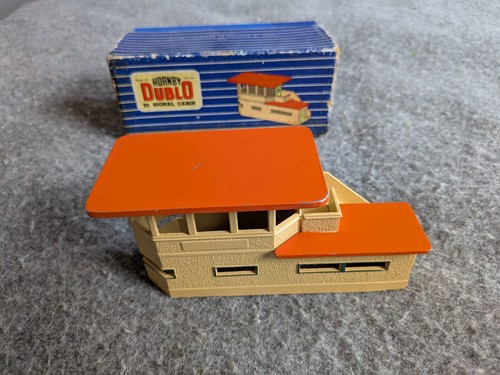Hornby dublo signal box - hornby,