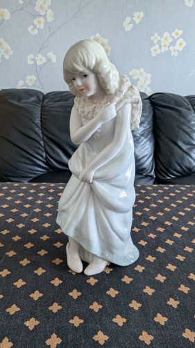 Vintage figurine lady - figurine, in