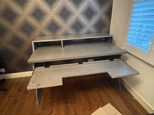 Output platform studio - output, desk
