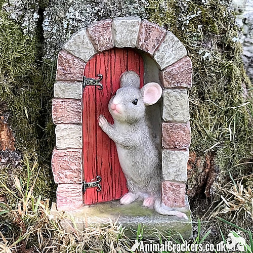 Resin mouse doorway red - resin,